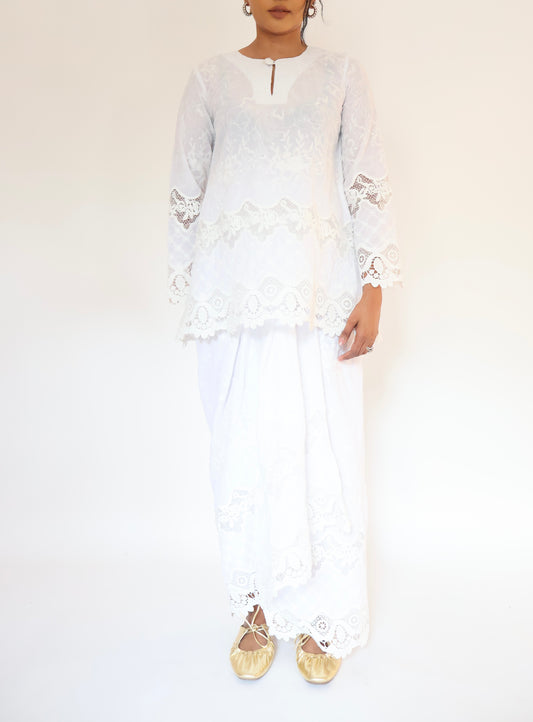 Dara Kurung in White